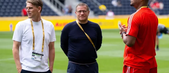 Beim ersten WM-Spiel waren Sportdirektor Christoph Freund (l) und Sportvorstand Max Eberl in den USA noch vereint. Rechts Trainer Vincent Kompany. - © Sven Hoppe/dpa