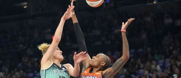 Fiebich (links) holte am Ende einen wichtigen Rebound und gewann das erste Playoff-Spiel mit den New York Liberty. - © Darryl Webb/AP/dpa