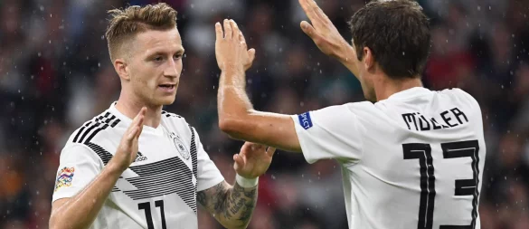 Kennen sich aus der Nationalmannschaft: Marco Reus und Thomas Müller. - © Federico Gambarini/dpa