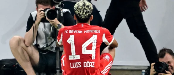 Bayerns Luis Díaz bejubelt sein Tor zum zwischenzeitlichen 2:0 in Stuttgart. - © Bernd Weißbrod/dpa