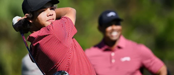 Charlie Woods, hier mit seinem berühmten Vater Tiger, arbeitet an seiner Golfkarriere und gewann nun ein wichtiges Nachwuchsturnier. - © Phelan M. Ebenhack/AP/dpa
