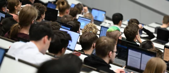 In der Studienplatzbörse der Hochschulrektorenkonferenz finden Interessierte seit dem 1. August noch verfügbare Studiengängen mit und ohne Zulassungsbeschränkung. - © Bernd Weißbrod/dpa/dpa-tmn