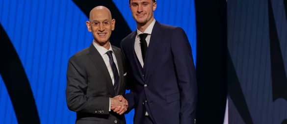 Cooper Flagg (rechts) mit NBA-Boss Adam Silver. Flagg spielt künftig für die Dallas Mavericks. - © Adam Hunger/AP/dpa