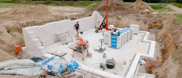 Vorausschauend planen: Bauherren sollten in der Baubeschreibung darauf achten, wie die Abwasserleitungen verlaufen sollen - damit die Bodenplatte später bei möglichen Reparaturen nicht wieder aufgerissen werden muss. - © Markus Scholz/dpa-tmn