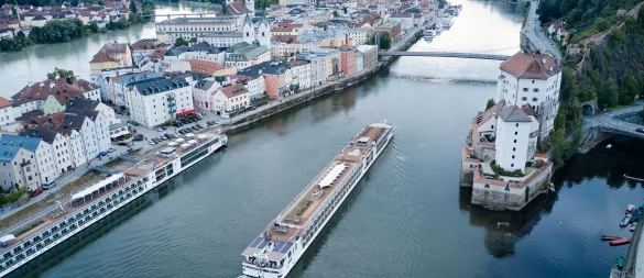 Flussschiff auf der Donau in Passau: Meist sind die Anlegestellen zentral gelegen - ideal für Erkundungen in den Städten. - © Tobias Köhler/dpa/dpa-tmn