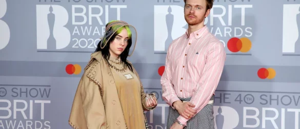 Der Bruder von Popstar Billie Eilish (links), der Musiker Finneas O'Connell, hat sich verlobt. (Archivbild) - © Vianney Le Caer/Invision/AP/dpa