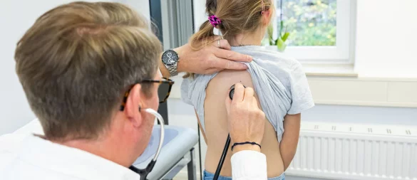 Für ältere Menschen oder Kinder potenziell lebensgefährlich: Einem Verdacht auf eine Lungenentzündung sollte man schnellstmöglich nachgehen. - © Benjamin Nolte/dpa-tmn