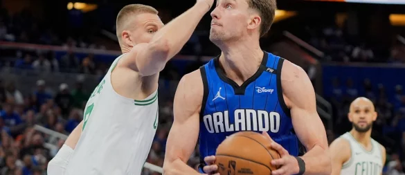 Franz Wagner (r.) war mit Orlando in den Playoffs an Titelverteidiger Boston gescheitert. - © John Raoux/AP/dpa