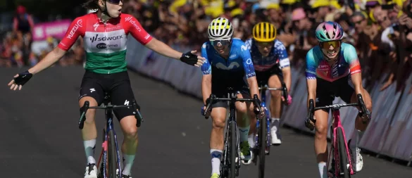 Radsportlerinnen um die Deutsche Liane Lippert (2.v.l) bei der Tour de France. - © Peter Dejong/AP/dpa