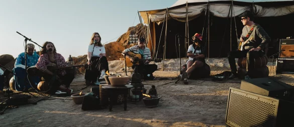 Die Band Juli performt in der Wüste Marokkos mit Einheimischen bei Sonnenuntergang. (Szene aus «Song Trip: Juli x Marokko»/ZDF-Streamingportal). - © Korbinian Maier/ZDF/dpa