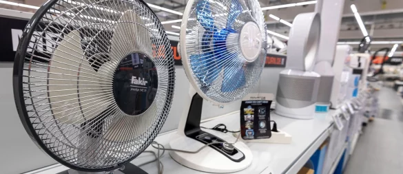 Wer einen Ventilator sucht, sollte den Geräuschpegel beachten: Besonders geräuscharme Modelle sind ideal für Schlafzimmer oder Homeoffice. - © Armin Weigel/dpa