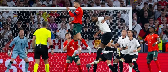 Cristiano Ronaldo (M) imponiert auch im Alter von 40 Jahren noch. - © Sven Hoppe/dpa