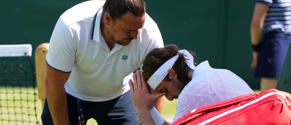 Stefanos Tsitsipas musste in Wimbledon aufgeben. - © Kirsty Wigglesworth/AP/dpa