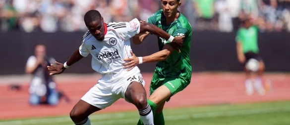 Eintracht Frankfurt um Niels Nkounkou (l) steht in der zweiten Runde des DFB-Pokals. - © Thomas Frey/dpa