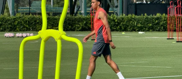 Zeit für die Startelf: Jamal Musiala im Muskelshirt auf dem Trainingsplatz. - © Klaus Bergmann/dpa