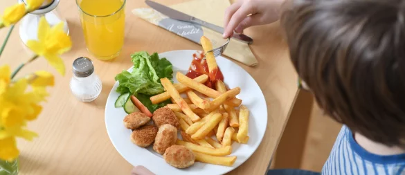 Viel Pommes, wenig Auswahl: Auf den meisten Kinderspeisekarten dominieren Schnitzel, Nuggets und Nudeln. - © Tobias Hase/dpa/dpa-tmn