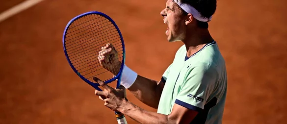 Steht im Achtelfinale der French Open: Daniel Altmaier - © Julien De Rosa/AFP/dpa