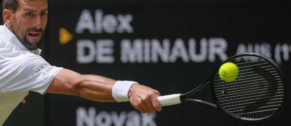 Novak Djokovic erreicht das Viertelfinale in Wimbledon. - © Kin Cheung/AP/dpa