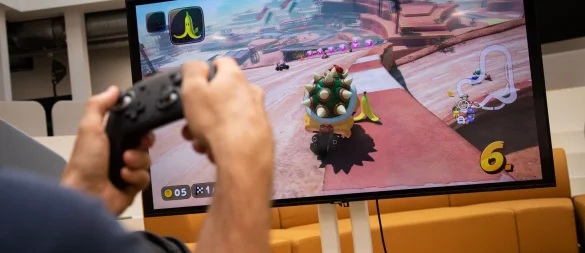 Gleich rutscht Bowser auf der Bananenschale aus. «Mario Kart World» bringt das bekannte und beliebte Rennspiel auf die neue Switch 2. - © Christin Klose/dpa-tmn