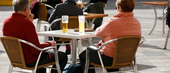 Wer im Ruhestand im Ausland lebt, benötigt unter Umständen einen sogenannten Lebensnachweis, um weiter die Rentenzahlungen zu erhalten. - © Clara Margais/dpa/dpa-tmn