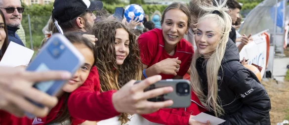 Schweizer Star nicht nur auf dem Rasen: Alisha Lehmann. - © Cyril Zingaro/KEYSTONE/dpa