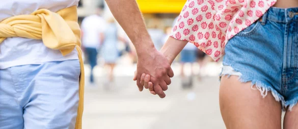 Der Wunsch nach Nähe: Viele asexuelle Menschen führen sehr liebevolle, romantische Beziehungen. - © Mohssen Assanimoghaddam/dpa/dpa-tmn