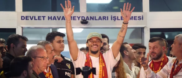 Leroy Sané hatte nach seiner Ankunft in Istanbul gute Laune. - © Murat Akbas/dpa
