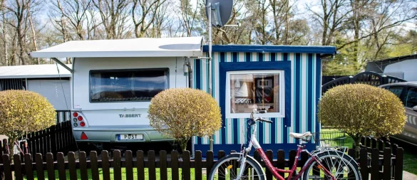 Steht immer und fährt nicht? Mit Anmeldung als Hauptwohnsitz? Dann könnte für diesen schicken Campingwagen auch der Rundfunkbeitrag fällig werden. - © Hauke-Christian Dittrich/dpa