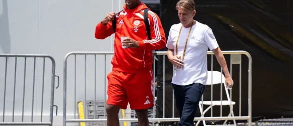 Sportdirektor Christoph Freund (r) und Trainer Vincent Kompany in Charlotte. - © Sven Hoppe/dpa