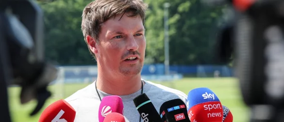 Muss noch einige Antworten vor dem Saisonstart finden: HSV-Cheftrainer Merlin Polzin. - © Christian Charisius/dpa