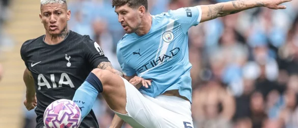 John Stones von Manchester City (r) im Duell mit Richarlison von Tottenham Hotspur. - © Mark Cosgrove/News Images via ZUMA Press Wire/dpa