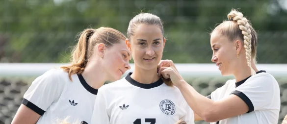 Kapitänin und Kümmerin: Giulia Gwinn (r). - © Sebastian Christoph Gollnow/dpa