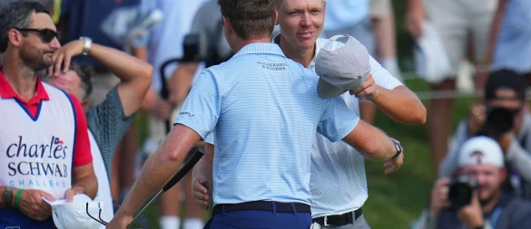 Matti Schmid (r) gratuliert Ben Griffin zum Sieg bei der Charles Schwab Challenge in Fort Worth. - © Julio Cortez/AP/dpa