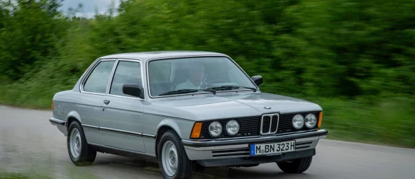 Ein 3er als 2er: Zunächst kam die Kult-Baureihe nur als Zweitürer auf den Markt - mehr Türen gab es erst beim Nachfolger. - © Hardy Mutschler/BMW AG/dpa-tmn