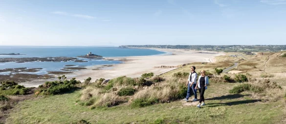 Auf 77 Kilometern führt der «Jersey Tidal Trail» vorbei an imposanten Steilklippen und weitläufigen Buchten. - © Studio M/Visit Jersey/dpa-tmn