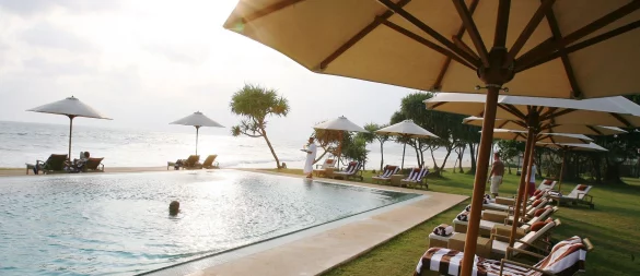 Zu wenige Liegen am Pool? Rechtlich gesehen kann das durchaus auch ein Reisemangel sein, etwa wenn der Veranstalter in der Leistungsbeschreibung die große Poollandschaft mit ihren zahlreichen Liegen hervorhebt. - © Steffen Kugler/dpa/dpa-tmn