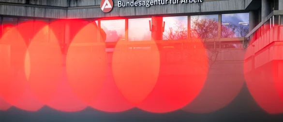 Die Bundesagentur für Arbeit (BA) berät nicht nur Arbeitslose - auch Menschen, die keine Leistungen beziehen, können sich dort Unterstützung holen. - © Daniel Karmann/dpa