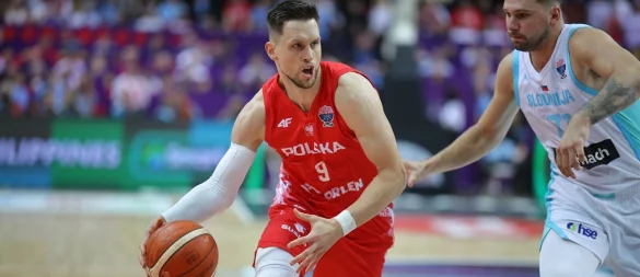 Die Polen brachten Luka Doncic (r) in Bedrängnis. - © Mateusz Birecki/ZUMA Press Wire/dpa
