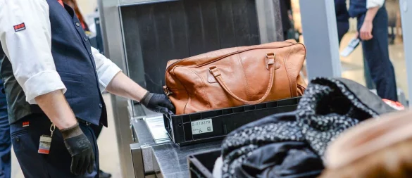 Sicherheitskontrollen dauern manchmal länger, deshalb sollte man besser zwei bis drei Stunden vor dem geplanten Abflug am Flughafen sein. - © Jens Kalaene/dpa-Zentralbild/dpa-tmn