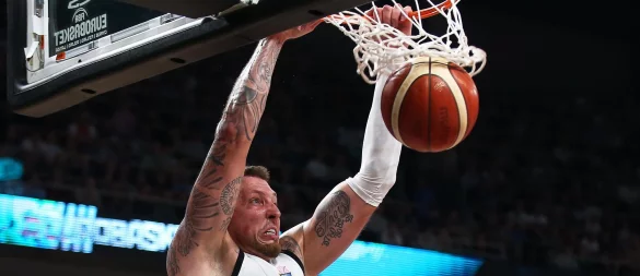Daniel Theis und den deutschen Basketballern fehlen noch zwei Siege zum EM-Titel. - © Matthias Stickel/dpa