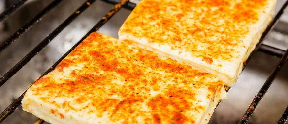 Soll beim Grillen schön bräunen und gleichzeitig seine Form behalten: Insgesamt 14 Grill- und Pfannenkäse hat die «Stiftung Warentest» untersucht. - © Monique Wüstenhagen/dpa-tmn