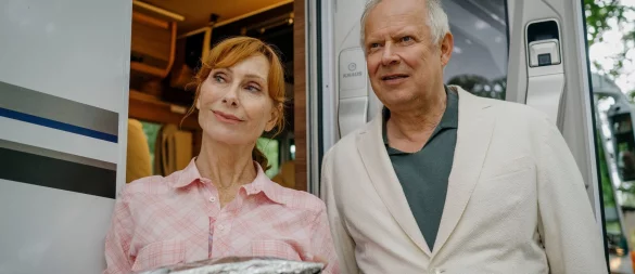 Kann das gut gehen? Statt einer Auszeit im Hotel genießt Gundula (Andrea Sawatzki, l.) mit Gerald (Axel Milberg, r.) ein romantisches Zusammensein auf dem Campingplatz. - © Adrian Gross/ZDF/dpa