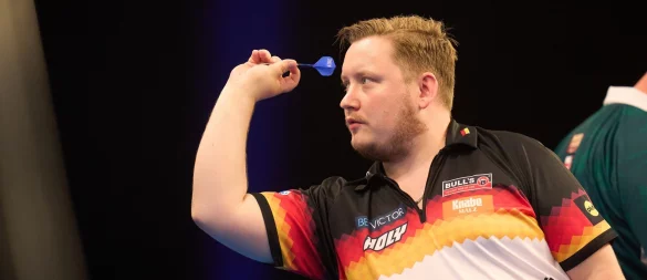 Zieht in die Top 16: Darts-Profi Schindler. - © Thomas Frey/dpa