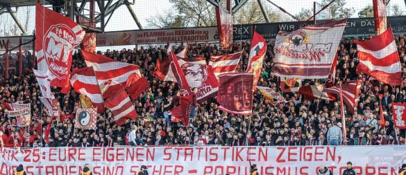 Immer wieder wird über die Sicherheit rund um Fußballspiele diskutiert. - © Andreas Gora/dpa