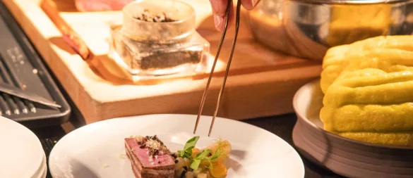 Bei Sterneköchen wird der Teller zur Leinwand. Das geht auch daheim. Beim Spiel mit Farben und Komponenten sollten Portionen filigran platziert werden, gern auch mit Pinzette. So wird der Teller zum Kunstwerk, der Koch zum Künstler. - © Christin Klose/dpa-tmn