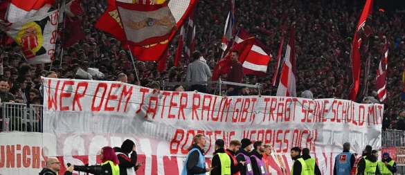 Bayern-Fans entrollten beim Duell gegen Dortmund ein Transparent gegen Ex-Profi Jérôme Boateng. - © Sven Hoppe/dpa