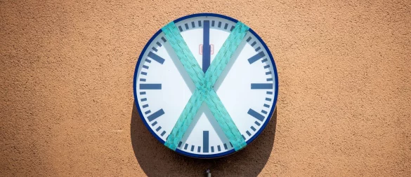 Wann die Zeit im Unternehmen abläuft, ist bei befristeten Verträgen klar absehbar. - © Jens Büttner/dpa/dpa-tmn