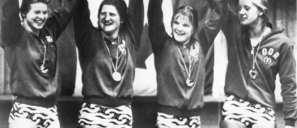 Olympiasiegerin Ulrike Schmidt (links) gibt jetzt in Aue Schwimmunterricht. (Archivbild) - © picture-alliance/ dpa