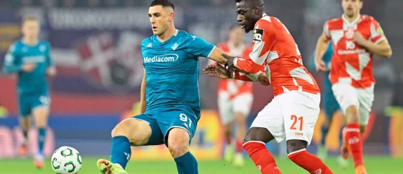 Der Mainzer Danny da Costa (r) leitete mit seinem Fehlpass die Führung von Florenz ein. - © Uwe Anspach/dpa