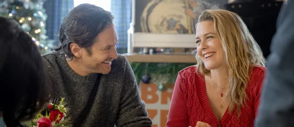 Oliver Hudson als Everett und Alicia Silverstone als Kate im neuen Netflix-Weihnachtsfilm «A Merry Little Ex-Mas». (Start am 12. November) - © Amanda Matlovich/ Netflix/dpa